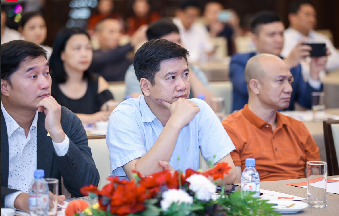 Doanh nhân Vũ – Võ trao học bổng cho sinh viên nghèo hiếu học khắp cả nước